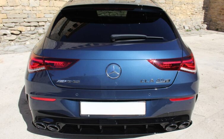 Vista trasera de un Mercedes-Benz CLA 45 S AMG 4MATIC+ azul, mostrando los distintivos CLA 45 S y AMG, luces LED traseras y sistema de escape cuádruple.