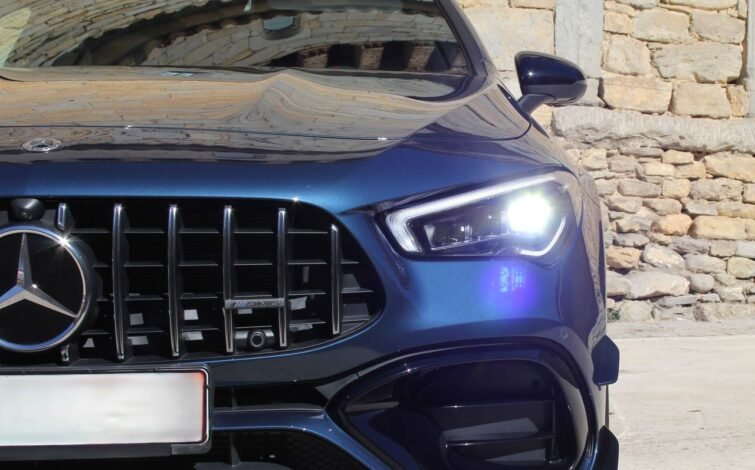 Detalle del faro LED delantero derecho encendido del Mercedes-Benz CLA 45 S AMG 4MATIC+, con parrilla vertical tipo Panamericana.