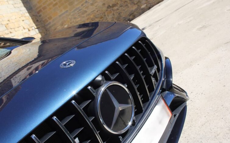 Primer plano de la parrilla delantera del CLA 45 S AMG 4MATIC+ con el emblema de Mercedes en el centro y la cámara frontal visible.