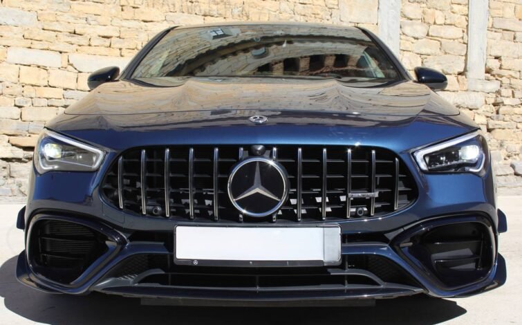 Vista frontal completa del Mercedes-Benz CLA 45 S AMG 4MATIC+, mostrando el diseño deportivo del parachoques y las luces delanteras.