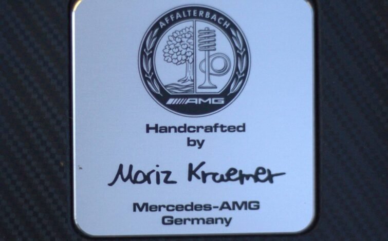 Placa metálica firmada por el ingeniero Moriz Kraemer que indica que el motor AMG fue ensamblado a mano en Affalterbach, Alemania.