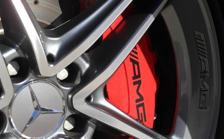 Primer plano de la llanta AMG de cinco radios dobles con pinza de freno roja firmada por AMG del CLA 45 S 4MATIC+