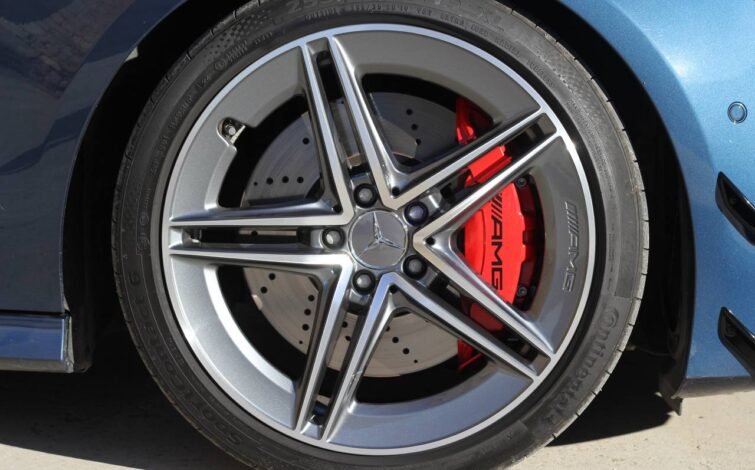 Vista lateral de la rueda delantera del Mercedes-Benz CLA 45 S AMG con neumático Continental 255/35 ZR19 y freno perforado ventilado.