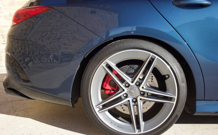 Rueda trasera del CLA 45 S AMG 4MATIC+ con frenos de alto rendimiento AMG y pintura azul metálica en la carrocería.