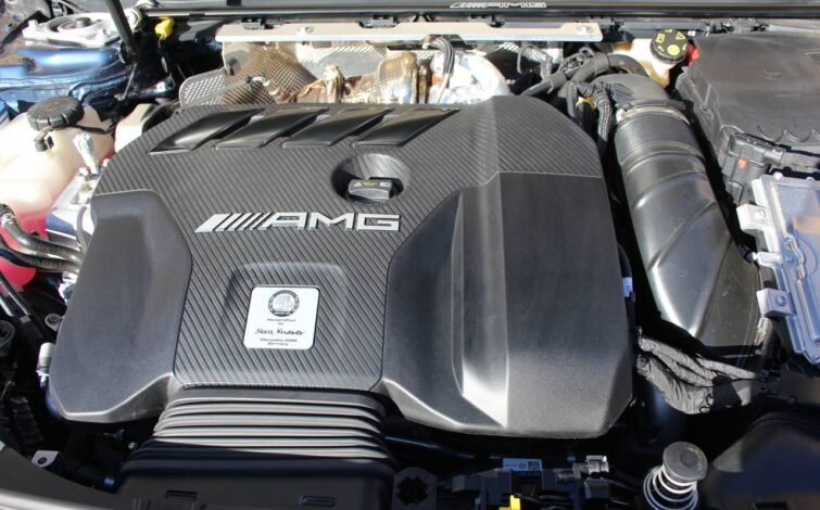 Vista del motor AMG cubierto con fibra de carbono y placa de ensamblaje a mano del Mercedes-Benz CLA 45 S.