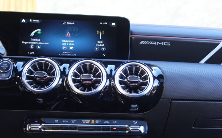 Interior del Mercedes-Benz CLA 45 S AMG mostrando la pantalla de navegación, salidas de aire tipo turbina y detalles de diseño AMG.