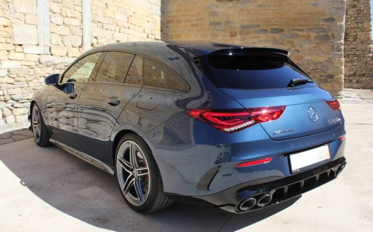 Vista trasera lateral derecha del CLA 45 S AMG Shooting Brake azul, destacando sus líneas deportivas y escape cuádruple.