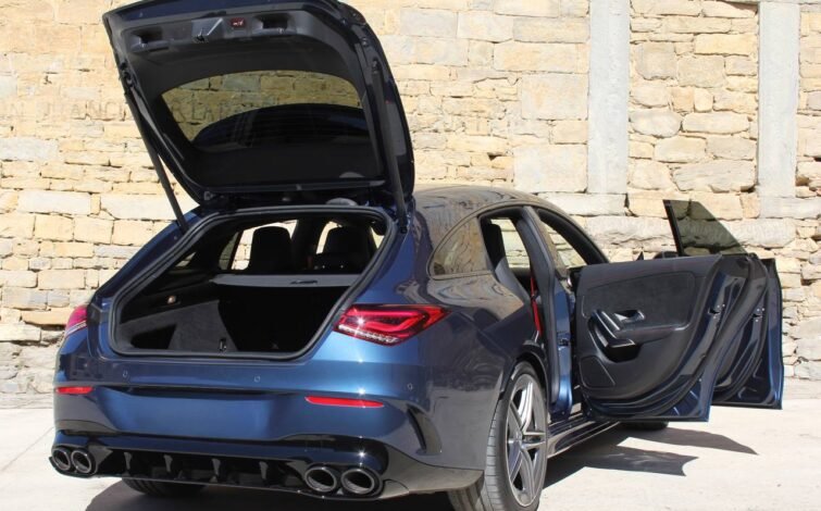 Puertas abiertas y maletero del CLA 45 S AMG Shooting Brake mostrando accesibilidad y espacio interior.