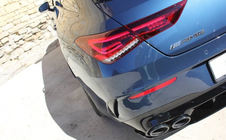 Vista angular de la parte trasera del CLA 45 S AMG con detalle del faro LED derecho y el logotipo AMG.